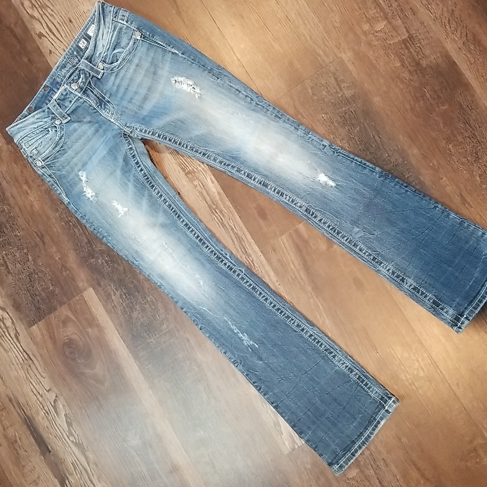 Miss Me jeans, flap back pockets with star details, distressed, sz 28